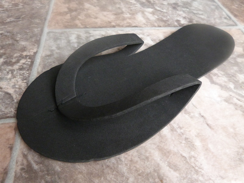 Black disposable flip flops, one-size 